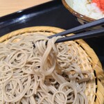 江戸そば 孫吉 - ①もりそば《二八蕎麦》
            蕎麦玄(北海道美瑛産)を石臼挽きで自家製粉した蕎麦粉を使った手打ちの二八蕎麦、ハリがあり噛み応えが良く、そして喉越しもまずまず
            残念ながら香りは薄めだがこの価格ですから止む無し