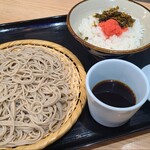 江戸そば 孫吉 - 朝得セット《高菜明太》(税込700円)
            ①もりそば《二八蕎麦》
            ②高菜&辛子明太子載せ白ご飯
            ご飯が食堂で使う大きな茶碗だったので少なめでお願いすれば良かったと後悔