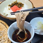 江戸そば 孫吉 - ①もりそば《二八蕎麦》
            蕎麦玄(北海道美瑛産)を石臼挽きで自家製粉した蕎麦粉を使った手打ちの二八蕎麦、ハリがあり噛み応えも良い
            つゆは鰹節出汁を濃口醤油で整えたもので塩味が強いが蕎麦にマッチ