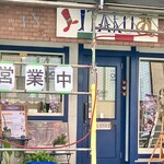 ITARO - 当日、ビルは外壁工事の足場ができていました。