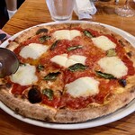 ITARO - マルゲリータは店員さんに目前でカットしていただきました。