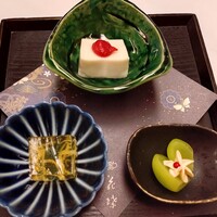 花蝶 銀座本店 - とらふぐ鉄皮の煮凝り、白胡麻豆腐、社員マスカット白和え