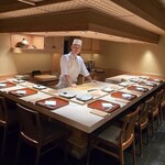 鮨 在 - 大将と店内