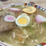 長寿庵 - チャーシュー、伊達巻、たまご、かまぼこ、なるとの下に、豚肉や野菜が埋もれています♪