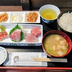 たか丸食堂 - 朝刺し定食(1500円)。