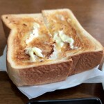 喫茶 くら - 4枚切りトースト、しっかりバター