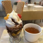 シンデレラレストラン - うさぎをイメージしたパフェと、紅茶。