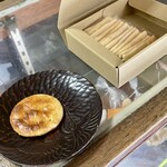 三代目満作 - 店内3 あんこを詰めている時にせんべいをいただきました