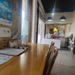 巴屋 - 店内は白い天井、白壁、クリーム色のタイル貼り床&木板張り床、素っ気ない位にシンプルな空間、BGMは無し
お席はテーブル3席×1卓の3席のみ