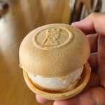 巴屋 - アイスもなか《檸檬》(税込170円)
こちらはアイスクリンを使用
アイスクリームとは違い、卵と脱脂粉乳を使い製造
乳脂肪分は3％以下なのでヘルシー、アイスクリームよりもあっさりした味わい