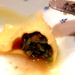 トリッペリア トリッパ - 【2014年10月】シェフのおまかせコース（3,980円）のパスタ。2種類のお肉と2週類の野菜を練り込んで作ったという餡が激ウマ。この餡だったら、そりゃラビオリにして包みたくなるよなー、な一品。