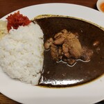 辛激屋 - 福神漬とキャベツのピクルスを乗せた。