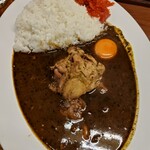 辛激屋 - 黒カレー､卵の黄身トッピング､別の角度から。
