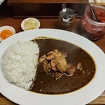 辛激屋 - 黒カレー､卵黄身だけトッピング。(キャベツのピクルス付き)