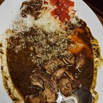 辛激屋 - 卵の黄身を少し崩して自然に流れたの(上方右側)を時々絡めて…｡