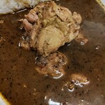 辛激屋 - 黒カレーの具はチキン。