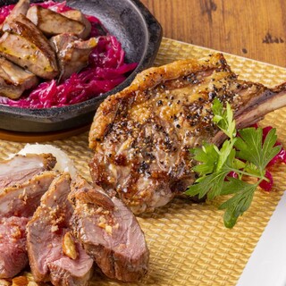 風味豊かなラムチョップをはじめ、多彩な肉料理が人気！