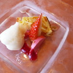 ピアチェーヴォレ - デザート☆リンゴのソルベ、フランボワーズのムース、金柑のケーキ。