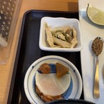 とんかつ しお田 - 味変を楽しめる小鉢（2025年9月27日撮影）