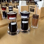 讃岐うどん むらさき - テーブルの調味料