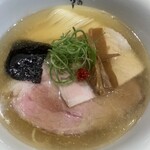 煮干しのビリー - 吟醸塩そば  提供後は器に顔を沈めて香りを楽しんで下さい♪