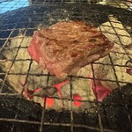 七輪焼肉ばかとあほ - イチボはレア仕上げで…