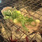 七輪焼肉ばかとあほ - ねぎPタンは片面をしっかり炙ります！