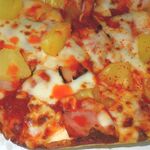 ドミノピザ - 昼は燃辛唐辛子，タバスコガーリックソース．