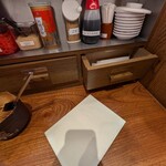 ラー麺ずんどう屋 - 内観　紙エプロンサービス