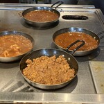 横濱咖喱商会ハマール - カレーも個々にじっくり鉄板上で温めて調理