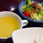 Okonomiyaki Teppan Yaki Oosaka - カレーセットのスープとサラダ