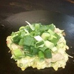 Grilled coarsely chopped Kujo green onions from Kyoto (with pork and squid)