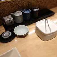対馬のどぐろとイカ活き造り 博多 魚蔵 都ホテル店 - 卓上の醤油は２種とポン酢、抹茶塩、サービスの明太子