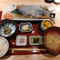 対馬のどぐろとイカ活き造り 博多 魚蔵 都ホテル店 - いか活き造り御膳　ほうれん草お浸し、いかしゅうまい、茶碗蒸し、お味噌汁、高菜