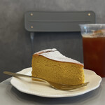 Today's Sweets - （左から）かぼちゃのバスクチーズケーキ・アイスティー