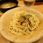 サイゼリヤ - ペペロンチーノ、たまねぎのズッパ、グラスワイン(白)