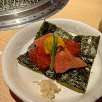 日本焼肉 はせ川 銀座店 - 【私のお勧め③】山形 尾花沢 雪降り和牛の握り雲丹とこぼれいくら
