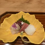 本城 - 刺身　左から　ヒラメ　本鮪　紋甲烏賊