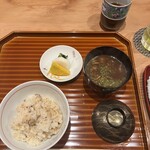 本城 - 左　しめじ油揚げごはん　中央　香の物　右　胡麻豆腐の赤だし