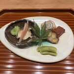 本城 - 左　蒸し鮑ともずく　酢とり茗荷　右　奥から鱧活け〆南蛮漬け　辛子蓮根　近江こんにゃく土佐煮　手前枝豆