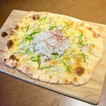 スプリングバレーブルワリー 京都 - 釜揚げしらす・九条ねぎ焦がしバター醤油のピッツァ