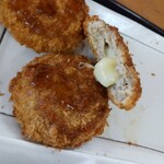 もつ煮ショップ - チーズが､はみ出て…