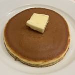 ホットケーキ つるばみ舎 - 熱々の焼きたてのホットケーキにバターをのせて、ここからはバターが溶けきる前に、1口サイズにカットしたホットケーキにバターを少しづつのせて食べるの！！