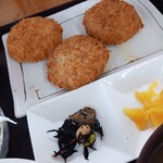 もつ煮ショップ - チーズメンチ3個とひじき煮&お新香