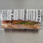 La・vista - ◆バゲットサンド ➖スモークサーモン➖
      　自家製スモークサーモンとクリームチーズ
      　アボカドのバゲットサンド
      　700円（税込）