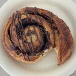 La・vista - ◆エスカルゴ・ショコラ
      　クロワッサン生地にチョコカスタードと
      　チョコチップ、アーモンドを巻きチョコ
      　レートソースで仕上げました。
      　320円（税込）