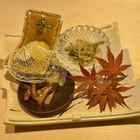 すし寿 - 先付け
                      栗豆腐
                      みずの実の浅漬け
                      イカの紹興酒漬け