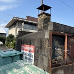 熱海ゴールデンアイ - 駐車場内の歴史を感じる昭和時代を彷彿とさせる焼却炉（現在使われてないらしい）