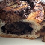 La・vista - ◆エスカルゴ・ショコラ
      　クロワッサン生地にチョコカスタードと
      　チョコチップ、アーモンドを巻きチョコ
      　レートソースで仕上げました。
      　320円（税込）