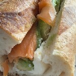 La・vista - ◆バゲットサンド ➖スモークサーモン➖
      　自家製スモークサーモンとクリームチーズ
      　アボカドのバゲットサンド
      　700円（税込）